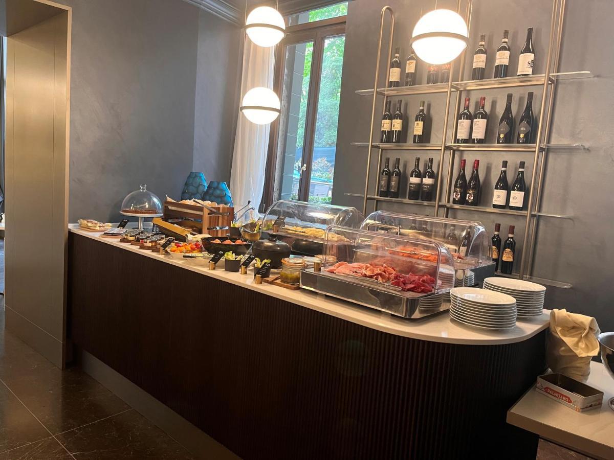 Radisson Collection Hotel, Palazzo Nani 베니스 외부 사진 The buffet at the lounge