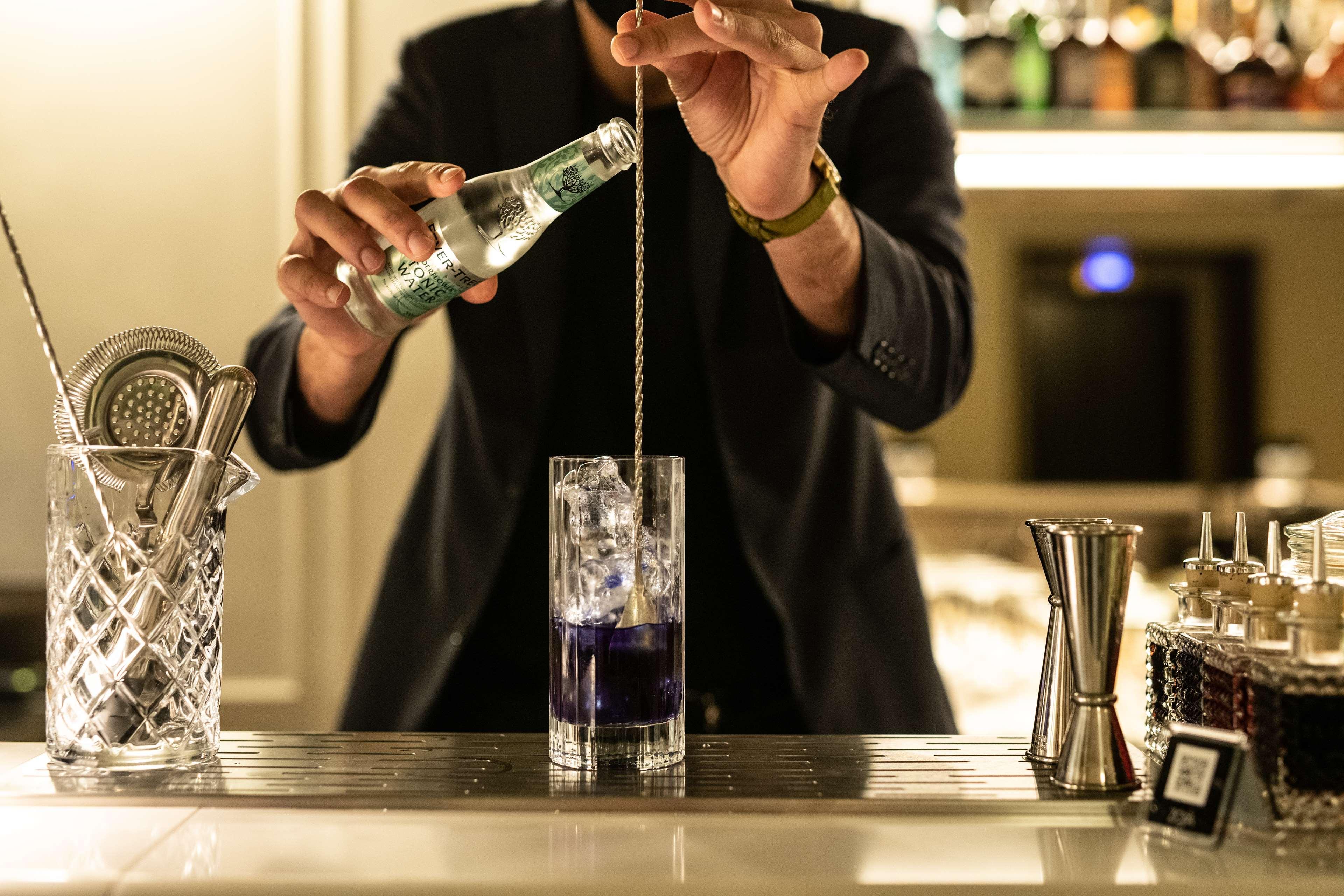 Radisson Collection Hotel, Palazzo Nani 베니스 외부 사진 A bartender topping a cocktail with tonic water