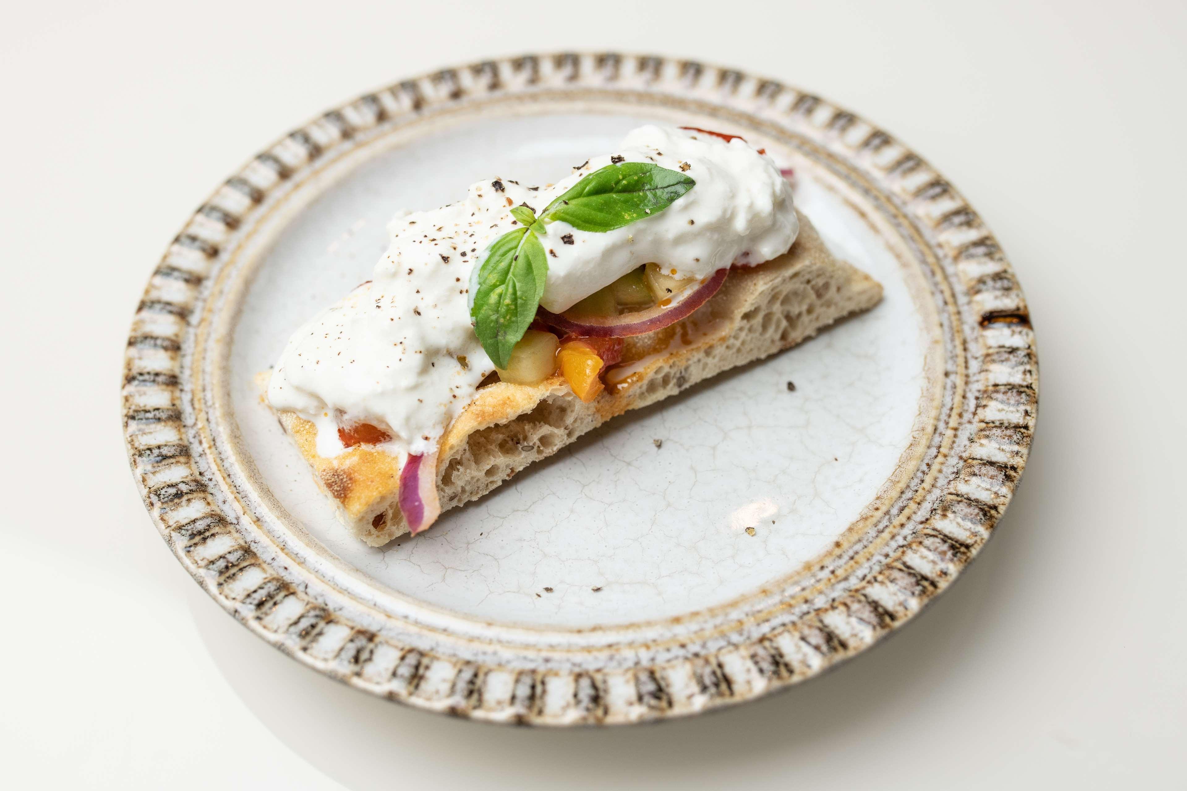 Radisson Collection Hotel, Palazzo Nani 베니스 외부 사진 A piece of naan bread with a topping of yoghurt, red onion, and mango