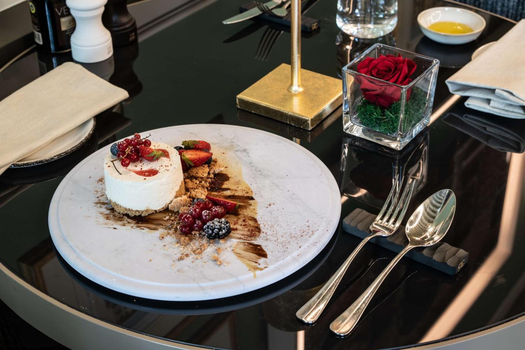 Radisson Collection Hotel, Palazzo Nani 베니스 외부 사진 A dessert at the restaurant