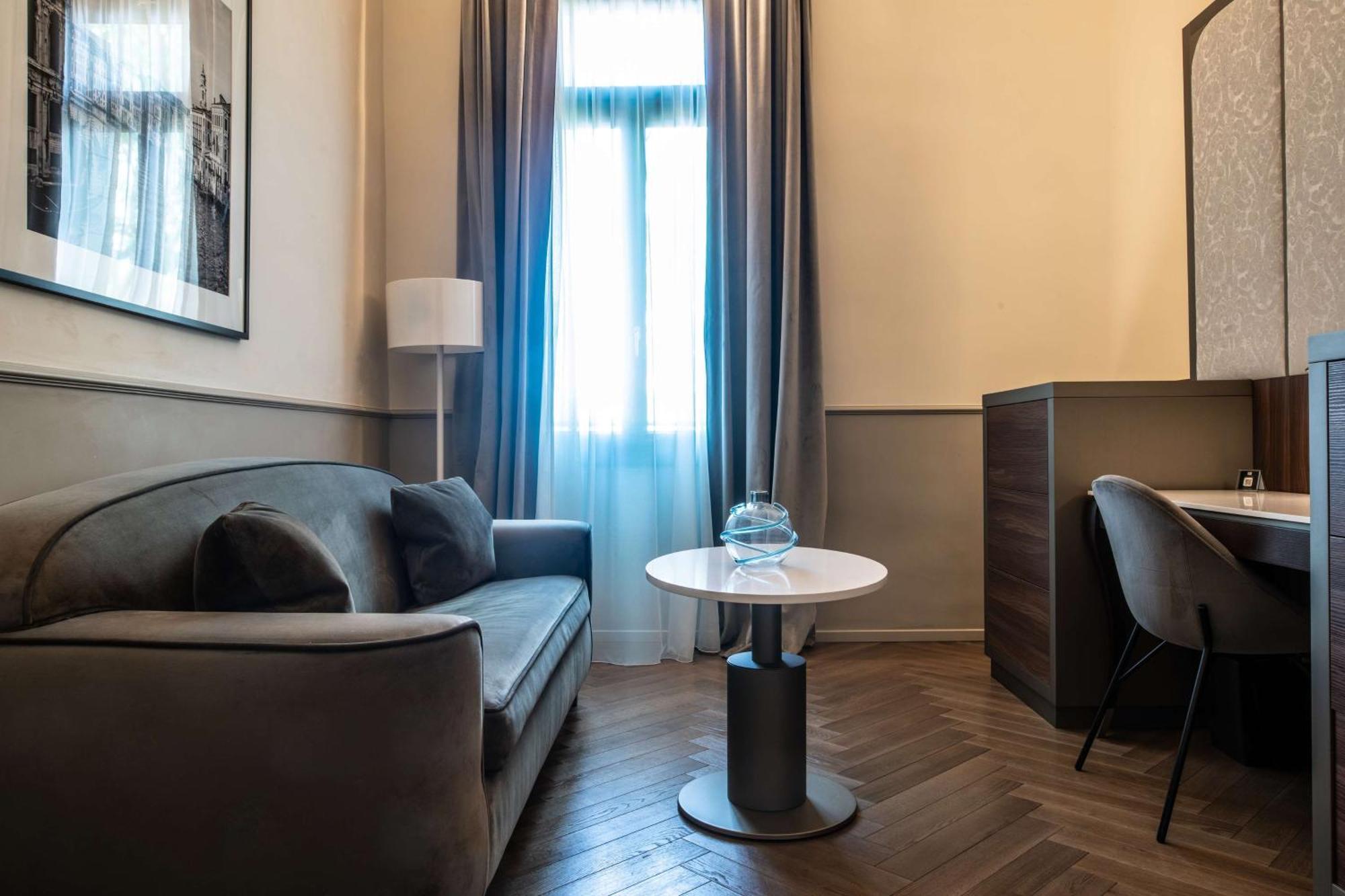 Radisson Collection Hotel, Palazzo Nani 베니스 외부 사진 A room at the hotel