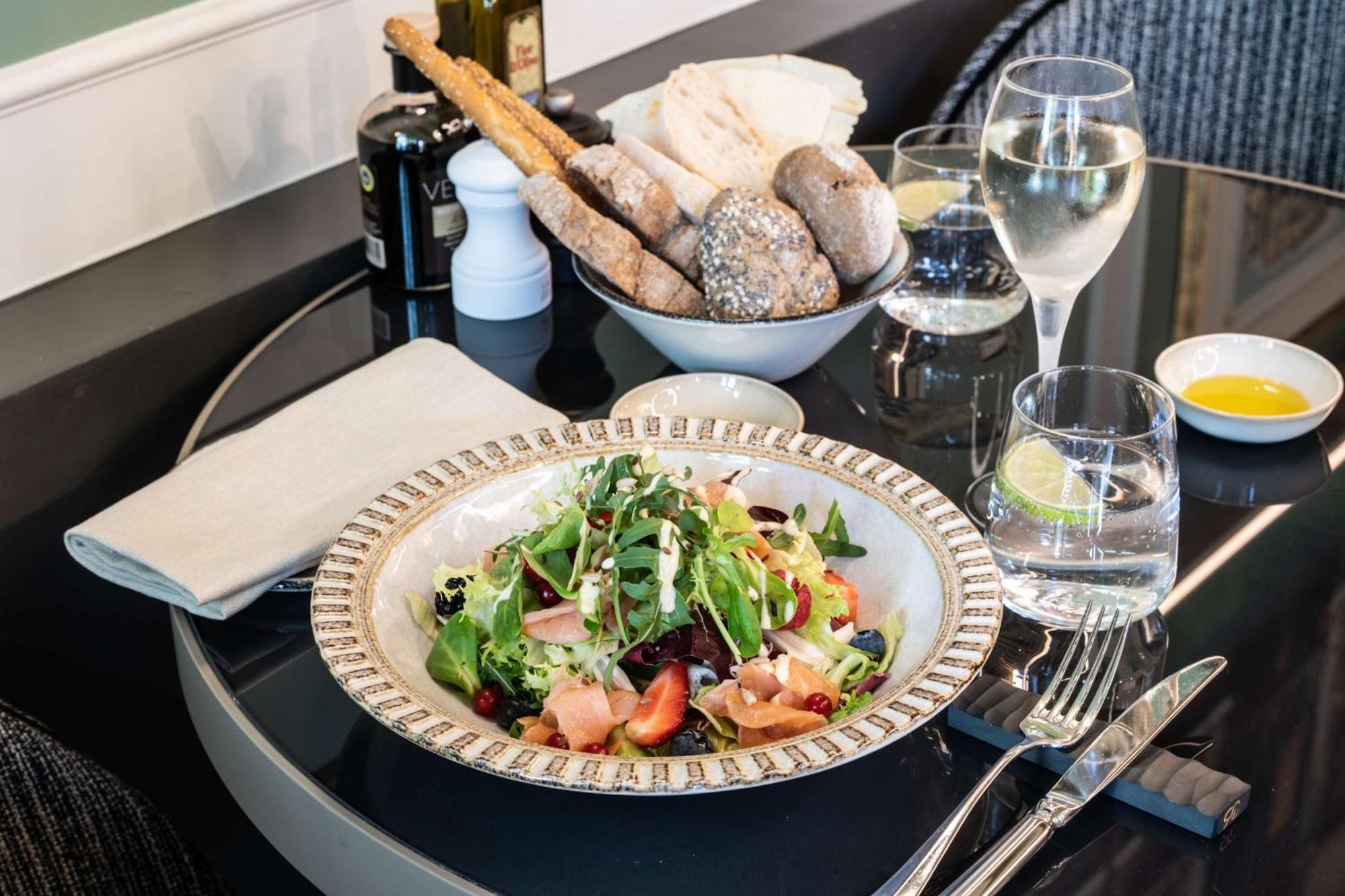 Radisson Collection Hotel, Palazzo Nani 베니스 외부 사진 A salad at the restaurant