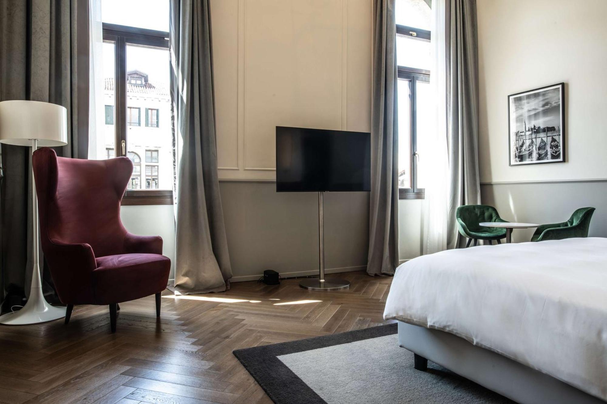 Radisson Collection Hotel, Palazzo Nani 베니스 외부 사진 A room at the hotel