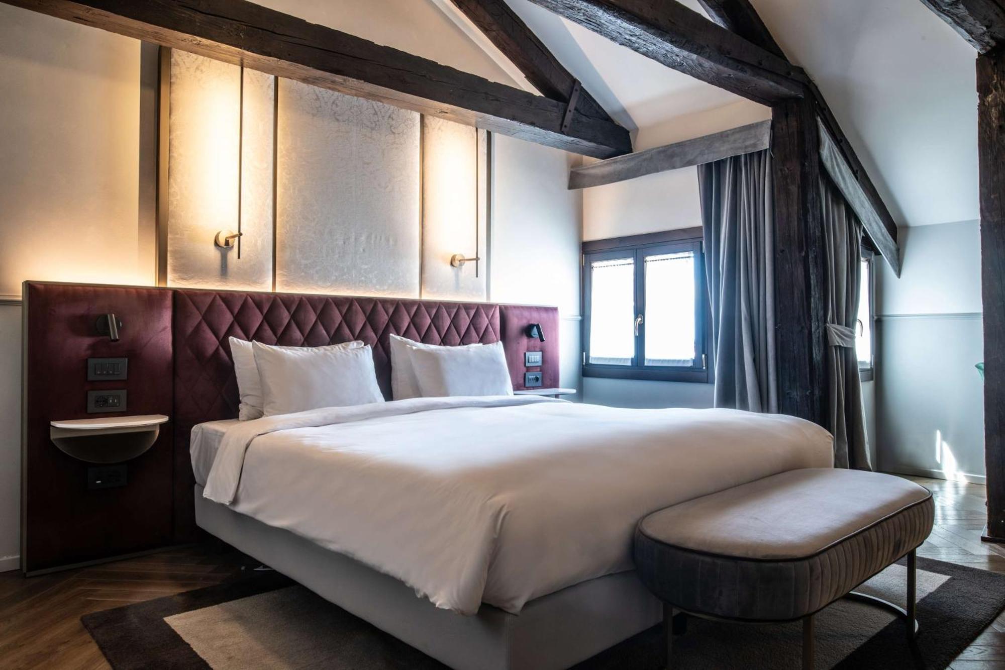 Radisson Collection Hotel, Palazzo Nani 베니스 외부 사진 A bedroom at the hotel