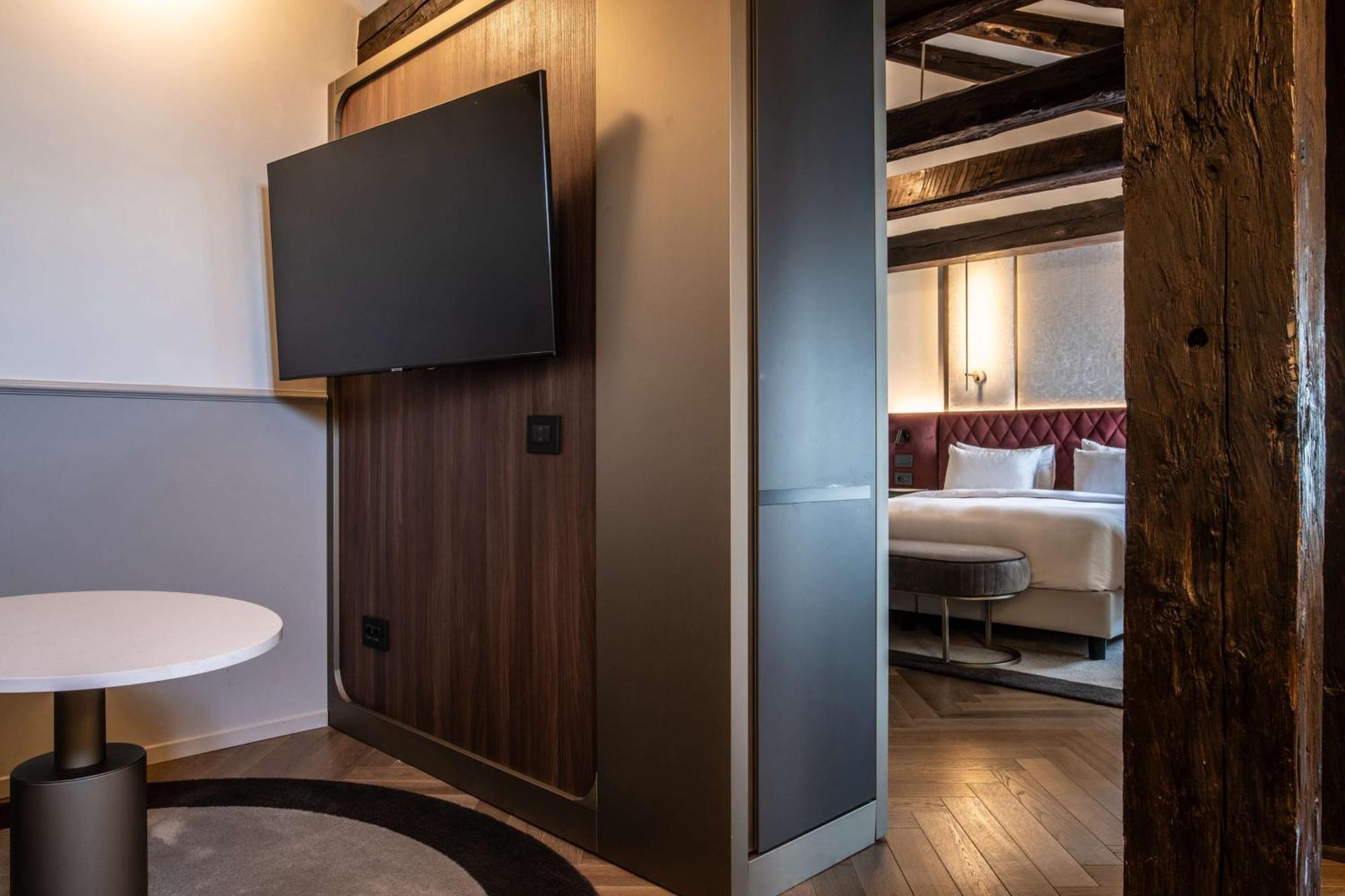 Radisson Collection Hotel, Palazzo Nani 베니스 외부 사진 A room at the hotel