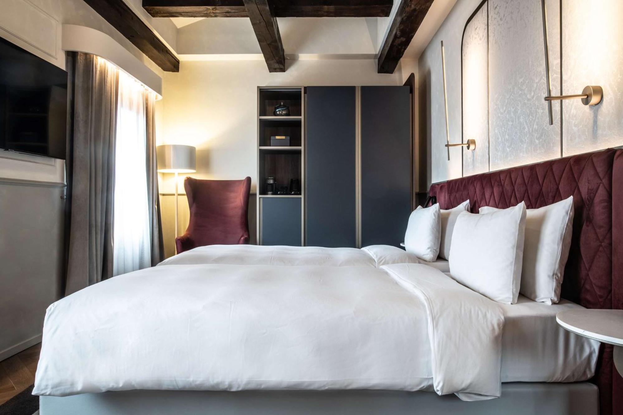Radisson Collection Hotel, Palazzo Nani 베니스 외부 사진 A bedroom at the hotel