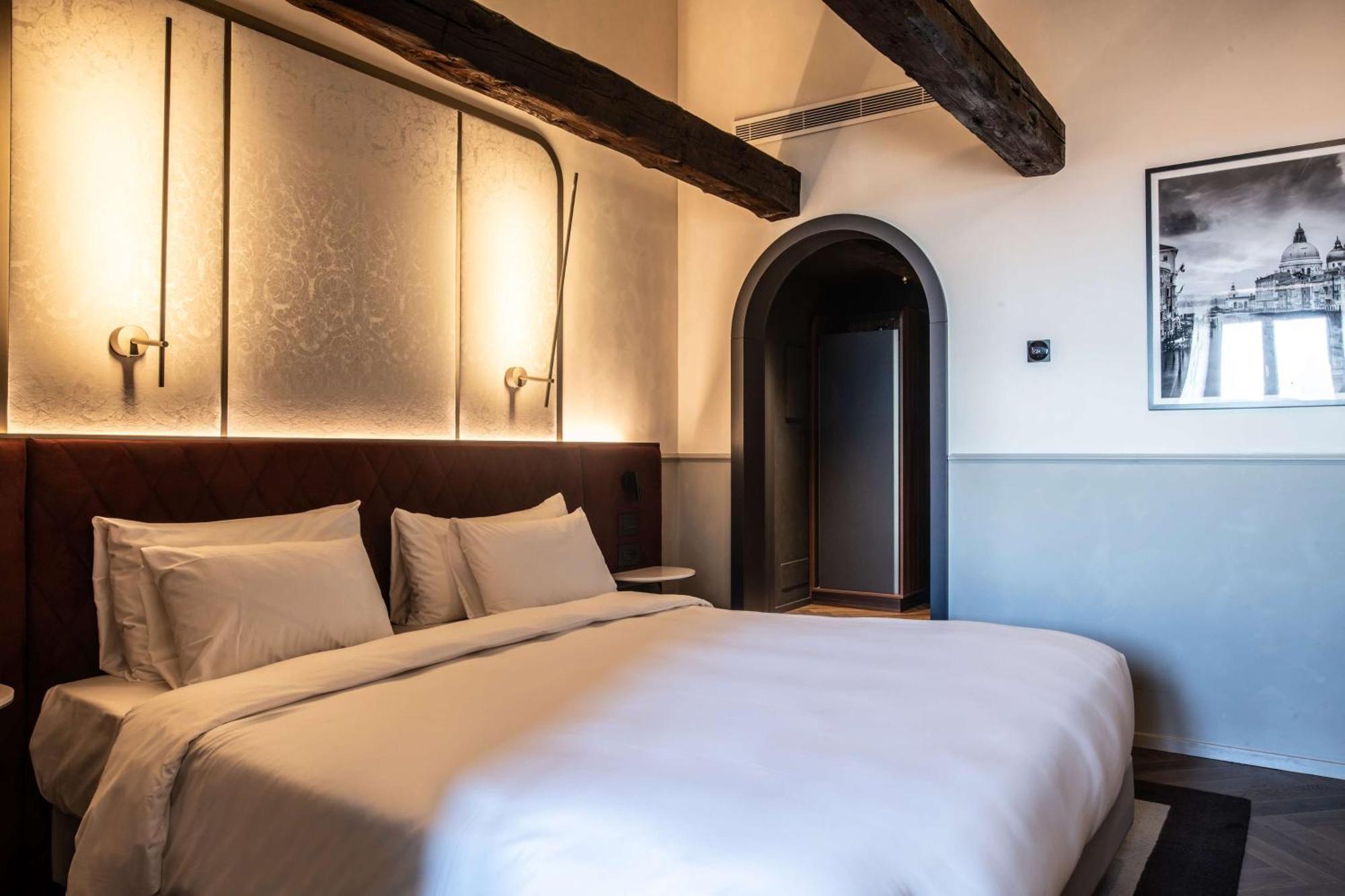 Radisson Collection Hotel, Palazzo Nani 베니스 외부 사진 A room at the hotel