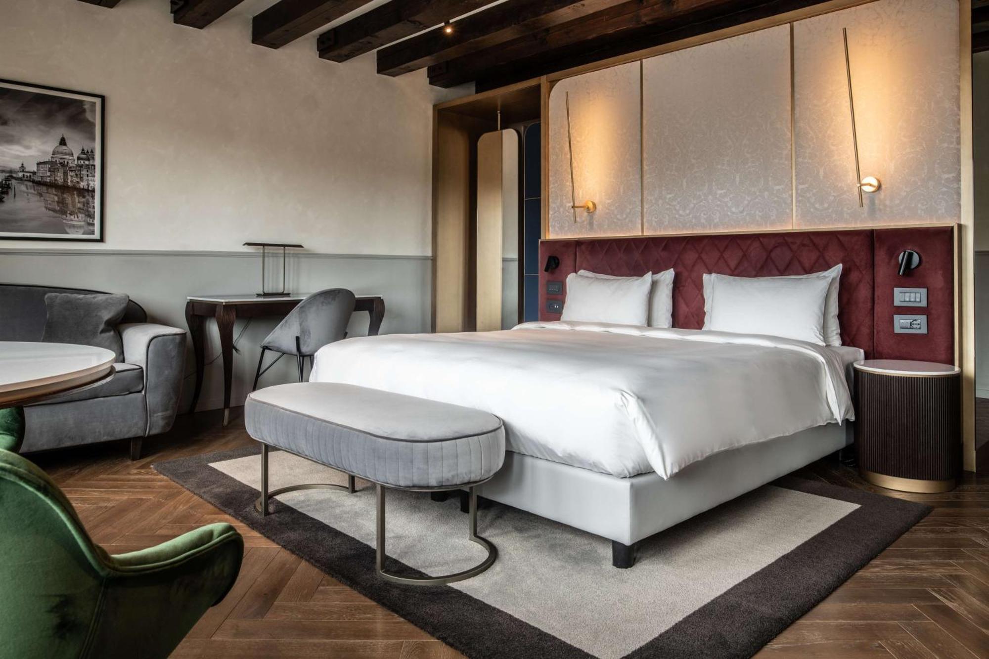 Radisson Collection Hotel, Palazzo Nani 베니스 외부 사진 A bedroom at the hotel
