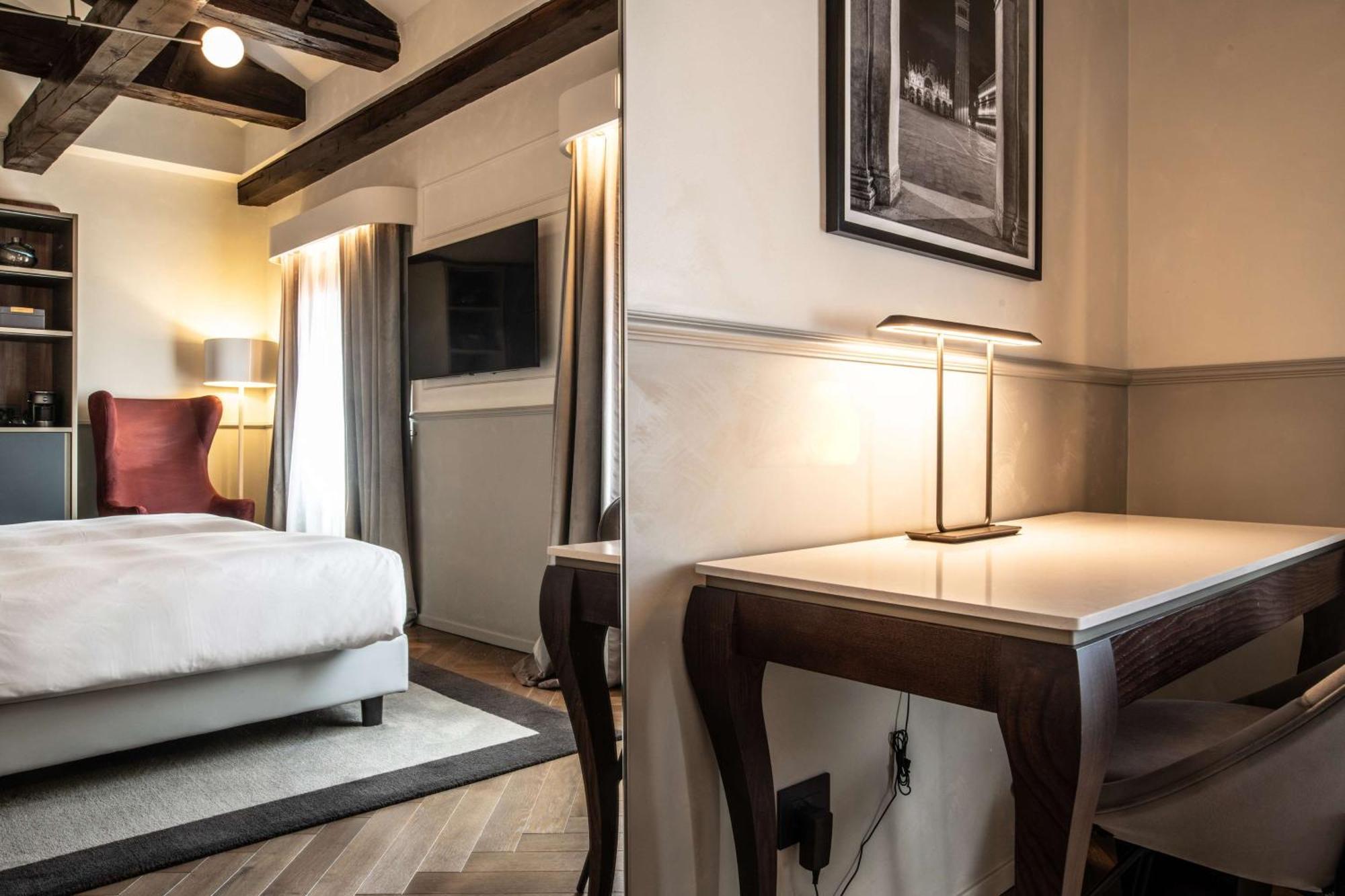Radisson Collection Hotel, Palazzo Nani 베니스 외부 사진 A room at the hotel